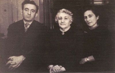 Braschinsky. 1963
Left to right: Lev Braschinsky (1923-2008), Anna Braschinsky (Kaplan) (1901-1963), Lia Braschinsky (Dolgushin)
