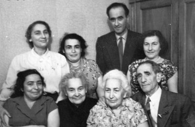 Goldbergs etc
Left to right.
Sitting: ?, ? Jakobson, Riva Goldberg (Heilig), Salman (Herman) Goldberg
Standing: Ester Potaschnik (Rosenblum), ?, Miron Potaschnik, Erna Goldberg (Fuhrman)
