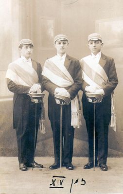 1938?
Left to right: Gelbart, ?, Avraham Naveh (Neuschloss)
