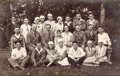 Haluzim in Särevere mõis (end 1920's) - kvuzat Herzlia
Left to right.
Top row: ?, ?, Emma Jakobson, Riva Itzoch, Fanni Jakobson, ?, ?, Leo Aisenstadt, Abram Danzig?
Middle row: Boris Klompus, Max Klompus, ?, Isja Itzoch, Rosa Klompus, Hirsch Aisenstadt, Samuel Itzoch, Viktor Klompus
Bottom: L. Gurevitsch, Gerschanovitsch, Bluma Rubanovitsch (Gabovitsch), Jamima Rom (Gurevitsch), Jakov Gordon, ?, Anna Klas (Gurevitsch) 
