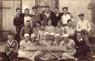 Haluzim in Särevere mõis in 1930 - kvuzat Herzlia
Left to right.
Top row: Israel Ben-Yehuda (Itzoch), ?, Viktor Kedem (Klompus), Leo Aisenstadt, ?, L. Gurevitsch
Middle row: Samuel Itzoch, Miriam Usvanski (Gabovitsch), ?, Monja Ljubarov (Bovschover), Tsipa Levin (Bovschover), Herman (Poiske) Meiertal, Asher (Osja) Ben-Shmuel (Itzoch)
Bottom row:  ?, Riva Itzoch, Bluma Gabovitsch (Rubanovitsch), Emma Jakobson, Jamima Rom (Gurevitsch), ?, Riva Spektor (Jakobson), Vova Klompus
