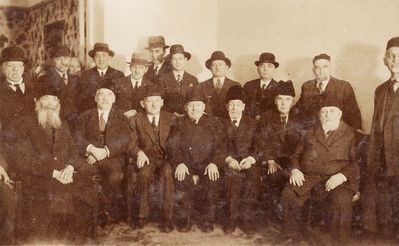 Members of the Tallinn religious community. Probably in 1935 for a farewell party to Avraham Neuschloss leaving for Palestine.
