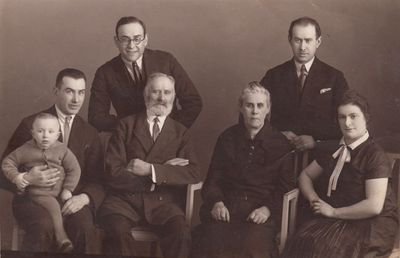 Pekker family. 18.4.1927. Võru.
Left to right: Jossef Pekker with Jona Pekker, Markus Pekker, Benjamin Pekker [img]http://muuseum.jewish.ee/md.gif[/img], Scheva Pekker (Kagan) [img]http://muuseum.jewish.ee/md.gif[/img], Meir Pekker, Rebekka Pekker (Jossif's wife from Liepaja)
