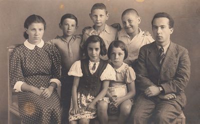 Võru - 1938. Jewish matters teacher from Tartu with Võru children. ~1938
Left to right: Baja (Bella) Kuschnerov, Ber?, Roha Sara Pekker, Haim Teitman [img]http://muuseum.jewish.ee/md.gif[/img]  , ?, ?, Teacher from Tartu.
Keywords: [unknown]