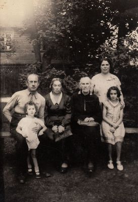 Pekker family. 27.7.1938
Left to right. Schulamit Pekker, Meir Pekker, Emma Saks (Slate's sister from Liepaja), Slate Pekker (Saks), Roha Sara Pekker
