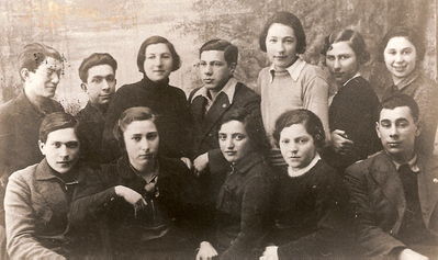 14.2.1936 Sangaste
From left to righ:
Sitting: Mosche (Musja) Schimschilevitsch, Bluma Passov (Schapiro), Njusa Passov, Raja Maisel, Israel Gordon
Standing: Benjamin Gordon (Gordin), Salman (Zama) Talmi (Vseviov), Libe Bell, Dov (Bernhard) Maisel, Dina Pats (Danzig), Frida Kon (Schats), Meri Gordon (Josselson)
