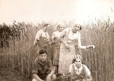 Kibbutz hachshara Sangaste.
Left to right.
Sitting: Dov Maisel, Meri Josselson
Standing: Frieda Schats, Libe Bell?, Dina Danzig
