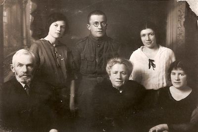 Vilenski family.
Left to right: Jossef Vilenski, Ethel (1900-?), Leon (Leib) (1898-1926), Rachel, Ella (1893-1995), Genja (1908-1971)
