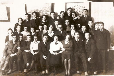 Farewell party before the "aliah" of Jona Weiser (Kaplan)?. 8.2.1933. Tartu.
Left to right.
Top row: Schajevitsch, ?, Reuven Nachamtsin, Dora Zagorje, Izhak Spungin, ?, Josef Usvanski, Esther Paturski (Katzin), Moshe Michelson
Middle row: Masha Saltsmann (Schkop), Hirsch Schur, Fanja Eidelkind (Drui), Sonja Sajevitsch, ?, ?, ?, Ljeva Usvanski, Gdali Michelson, Haim Kruskal, Dusja Katzin, ?, Haim Michelson, Sonja Muschkat, Schalom Schapiro
Bottom row: Nachman Judin from Riga, Izhak Saltsmann, Saul Hasin, Sonja Drui, Verschuvski?, ?, ?, Aleksandr Eidelkind, Benno Spungin.

