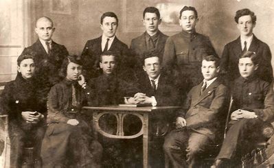 Tartu 1921
Standing: ?, Benno Epstein(?), Boris Bakscht, Jossef Goldberg, Jossef Usvanski
Sitting: ?, ?, ?, ?, ?, Mosche Selmanovitsch
