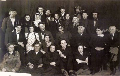 Tartu Jewish theater. Shalom Aleichem "Die Goldgreber". 1940.
Bottom row: Hene-Tsipe Schur, ?, Feige Schur 
Keywords: [S]