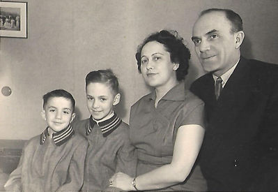 Roiz family
Left to right: Grigori Roiz, Mark Roiz, Rosa Roiz (Raichman), Samuil Roiz
