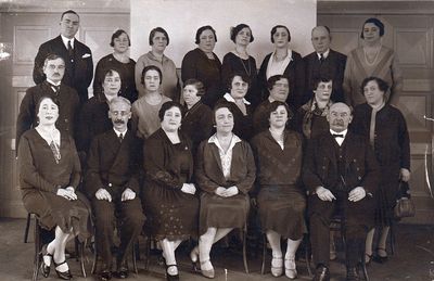 Tallinn Jewish gymnasium parents committee
Left to right.
Top row: ?, Bluma Rybak, ?, Grinstan, Brin, Henriette Herzenberg, Amitan, Stark
Middle row: Jehuda Itzoch, Jenja Schulklepper, Selma Gibert, Lermann, ?, ?, ?, Fanni Goldmann
Bottom row: Ester Schulklepper, Samuel Gurin, Frida Berkovitsch, Rosa Klompus, Hana Itskovitsch, Morits Sauerbrei
