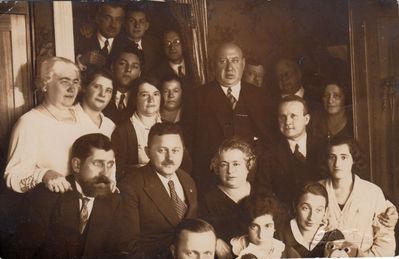 Berson. Narva, 30.10.1934.
Left to right.
At bottom: ?, Riva Itzoch, Glafira (houseworker)
Sitting: ?, Schura Berson, Sonja Berson, Dobe Itzoch
In the middle row: ?, Sonja Itzoch, Matle Itzoch,
Top row: Jehuda Itzoch, Velka Stein, 
