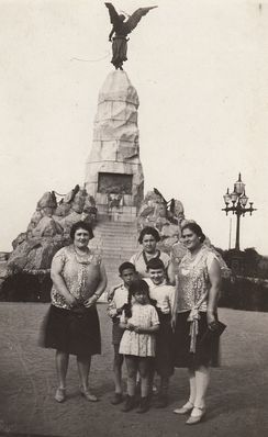 Pavlovski sisters
Left to right. Helene, Lea, Ella. Children: Benjamin (Jommi) Kagan, Ljuba  (Kagan), Wulf Mandelkorn
