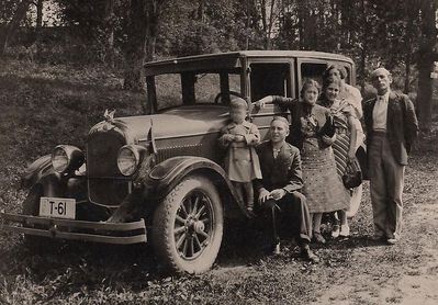 Hirschovitsch family
Left to right: ?, Ralph Hershaw (Rafail Herschovitsch), Lea ? (Hirschovitsch), Anna (Gina) Saliamonas (Heckel, nee Hirschovitsch), ?, ?
