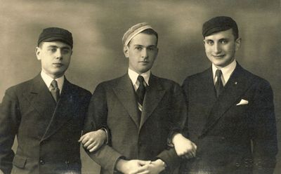 1934 Left to right: Teffi Smolenski, Sasha Gini (Giniziski), Reuven Kamenovski
Keywords: [S] [K} [G]