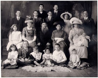 Sagor (Zagor) family in 1915. Probably South Africa
Left to right. Upper row: Moses Sagor, David Julius Sagor.
Next row: Solomon Julius Sagor, Abe Sagor, ?, ? Channa (Sagor) Klevansky, Aaron Sagor.
Next row: Sarah (Choritz) Sagor, Annie Sagor, Joseph Sagor, Rosi Sagor, Dora Sagor with Jetti Sagor.
Bottom row: Berta (Nainkin) Sagor, David Jacob Sagor, Isaac Sagor, Fanni (Dorfman) Sagor, Sam Sagor, Nessie Sagor.
