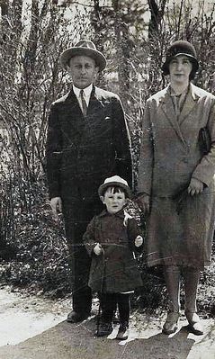 Mihailovski family. 1934
Left to right: Moissei Mihailovski, Benyamin Mihailovski, Bella Mihailovski (Glossman)
