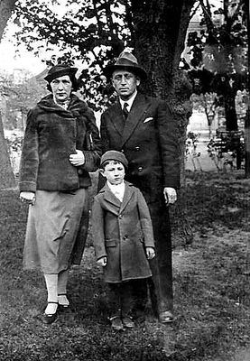 Mihailovski. 1939.
Left to right: Bella Mihailovski (Glossman), Sima Mihailovski, Moissei Mihailovski

