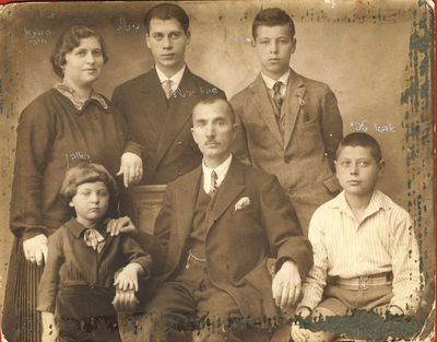 Smolenski (Smolensk) family
Left to right.
Standing: Haja Smolensk (Heimann), Moissei (Misha) Smolensk, Ami Smolensk
Sitting: Reuven Smolensk, Jehoshua (Ovsei) Smolensk, Tuvja (Tefi) Smolensk
