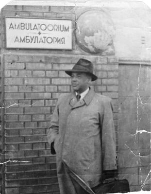 Olkenitski Solomon (1902-1959) in front of his workplace.
Keywords: [O]