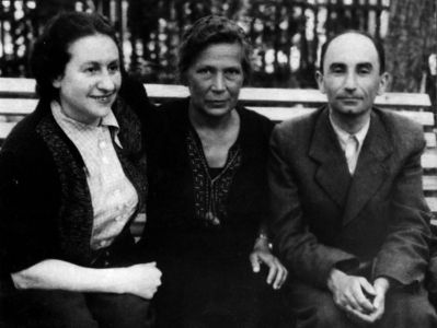 Sundelevitsch and Schmotkin, 1948.
Left to right: Rebekka (Raja) Sundelevitsch (Hazak/Hasak), Sofia Schmotkin, Evgeni Sundelevitsch
Keywords: [H] {S]