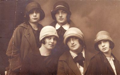 Tallinn - Russian gymnasium girls
Top: Paula Pakkin (Besprosvanie), Zippa Levin (Bovschover)
Sitting: Miriam Usvanski (Gabovitsch), her mother Betti Gabovitsch (Löwenstein), Marjascha Goldmann (Raichman)
Keywords: [g] [u] [p] [l]