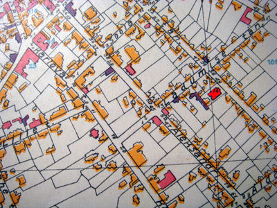 Tartu synagogue (in red - 74) on map from 1925
Sünagoog on objekt nr.74 Turu tänava Karlova tn poolel. Ta asub Ladumise (Lao) tn ja Aida tn vahel, teine krunt Turu-Ladumise tn nurgalt Aida tn poole.

Praegu on sellel kohal nõukogude-aegne elumaja Turu tn 11 ja ta asub umbes veekeskuse Aura vastas. Viktor Korrovits
