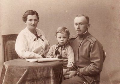 Dr Emil Laur with wife Therese (Rasja Ita / Rosa) Laur (Savelwolf / Wolff) and son Leo Laur.  ~ 1916.
At WWII Rosa Laur remained in Tallinn (Nõmme) and survived as her husband dr. Emil Laur managed to change her Jewish identity documents before the war.  
Keywords: [W]