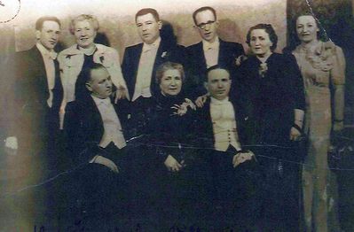 Usvanski siblings. 1938
Right to left (!).
Standing: Ida Schapiro (Usvanski), Ella Grinson (Usvanski), Willi Usvanski, Abraham Usvanski, Zenny Ginizisky (Usvanski), Josef Usvanski
Sitting: Isak Usvanski, Hadassa (Dascha) Voslinski (Usvanski), David Usvanski 
