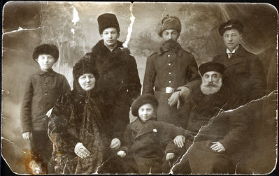 Aismann family. Tallinn, 1912.
Left to right: Herman Aismann?, Ella Aismann (?), Israel Aismann, Meier Aismann?, ?, Leiser Ber Aismann, ?
