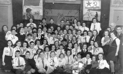 Tallinn - 1941. The pioneer organization in the Tallinn Jewish School (School N 13) - 1941 - with names
1. Rusinov, 2.Bam, 3. Gens, 4. Beltschikov, 5. Glückman, 6. Matskin, 7. Goldman, 8. Slomka, 9. Schwarz, 10. Oliner, 11. Schatz, 12. Tsipukov, 13. Grossmann, 14.Wasser, 15. Rybka, 16. Slomka, 17.Salkind, 18.Slomka, 19.Ratut, 20. Schenkman, 21. Rochlin, 22. Vigderhaus, 23. Naimark, 24. Zivjan, 25. Schenkman, 26. Vseviov, 27. Papp, 28. Mletschin, 29. Mihailovski, 30. Abramson, 31. Vinnik, 32. Slomka, 33. Goldberg, 34. Lermann, 35. Beilinson, 36. Poljatskin, 37. Bachmat, 38. Braschinsky, 39. Gurevitsch, 40. Poljatskin, 41. Strasch, 42. Pivnik, 43. Lipeles, 44. Wasserman, 45. Braschinsky, 46. Schocher, 47. Grusin, 48. Rosinko, 49. Papp, 50. Levin, 51. Goldmann,  52. Jakobson, 53. Bachmat, 54. Sacks, 55. Rubinstein, 56. Pines, 57. Nachumov, 58. Zimbalov, 59. Kropman, 60. Levin, 61. Gleser, 62. Stein, 63. Nasalevitsch, 64. Koslovski, 65. Ivanovski, 66. Vasser, 67. Kamerasse, 68. Klaus, 69. Frank, 70. Gurin, 71. Gurin, 72. Zhitomirski
