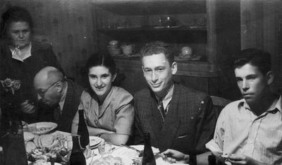 At Rubinstein's wedding in 1950
Left to right: Rachel Josset (Veksler), Ovsei Josset, Goldi Gelb (Lutrin), Aleksander Glickman, Herman Josset
Keywords: [G]