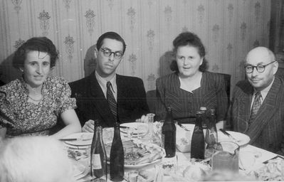 At Rubinstein's wedding, 1950
Left to right: Vera Rubinstein (Josset), Boris Rubinstein, Schifra Josset (Sack), Ovsei Josset
Keywords: [J]