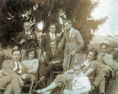 Josset and Sack families
Left to right
Standing: Abram Sack, Mischa Bakscht?, Jakob Josset
Sitting: Haim Sack, ?, Oskar Josset, Mischa Sack, Ida Josset, Leo Josset
Keywords: [Z]