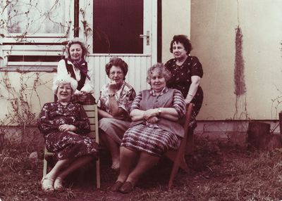 Tartu - 1990. School - 50 years of graduation - 1990
Left to right.
Sitting: Hene Svitski, Mali Valdre (Gordon), Lea Muschkat
Standing: Sima Schkop, Lea Suchatschevski
