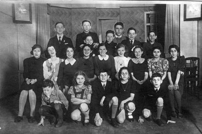 Pärnu Achdut group 1933-34
Left to right.
Bottom: ?, Pessi Permand, Benno Gordin, Mirjam Gordin, Scholem Gordin
Middle row: Atsi Gordin, Ira Hirschfeld, Bluma Birnik, Zara Bub, Haja Gurin (Ogints), Nechama Permand, Schifra Gordin, Ester Haitov, Fanni Bub
Top row: Elias Hopp, Mulli Goldberg, ? (infront), Eli Permand, Dani Levin, Abram Hopp, Jassi Schindler 
