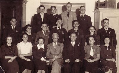 Tallinn - 1938. Jewish Gymnasium, XI class  1938
Left to right.
Top: ? Jossi Kahn, Wulf Lerenmann, Natan Asnovitsch
Middle: ?, Jette Hirschmann, Abram Gutkovitsch, Philip Brin, Isai Rosenfeld, Sima Schkop, Solomon Eidus
Bottom: Hanna Blumberg (Goldberg), Rezi Strasch, Netti Gleser, Samuil Gurin, Mölder (eesti keel), Bella Press, ?
