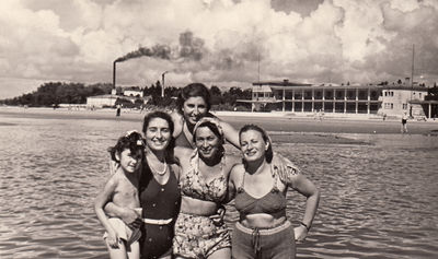 Tamarkin sisters with Anna Klas
Left to right: ?, Shoshana (Rosa) Aloni (Tamarkin), Selma Slonim (Tamarkin), Anna Klas, Miriam Tamarkin
