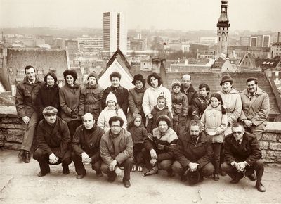 Blechman and Ring farewell. Tallinn,  23.4.1987
Left to right.
Sitting: Avi Blumberg, Jossif Engler, David Blechman, Gina Sverdlov, Harri Faiman, Mosche Saltsman, Alik Ring
In the middle: Diana Sverdlov, ? Ring, Ester Saltsman
Upper row: Ljeva Sverdlov, Rachel Sverdlov (Feinman), Fiana Engler (Zak), Teevi Blechman, Regina Blumberg (Rubinstein), Sveta Ring, Alon Pajenson, Gidon Pajenson, Rafael Levin, Rina Kitt, Leo Kitt  
Keywords: [E] [P] [R] [S] [F] [L] [B]