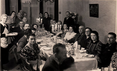 Happening - 1.8.1939, Tallinn
Left to right.
Right side: ?, ?, ?, ?, ?, ?, Betti Aronstam, ?, Idel Scherman, Sonja Scherman (Strasch), ?, Elia Kahn
Left side: ?, Schifra Rubinstein (Sack), Leo Rubinstein, ?, ?, ?, ?, ?, Sara Herzenberg (Buras), ?,? ..
