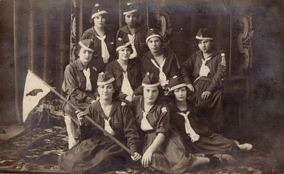 Tallinn girl guides. ~ 1917
Left to right: 
Top: Miriam Usvanski (Gabovitsch), ?
Middle: ?, ?, Berta Abramson (Wulff), ?
Bottom: ?, Zippa Levin (Bovschover), ? 
