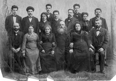 Amitan family. Rēzekne.
Left to right.
Sitting: Izhak Neischul, Sara Neischul (Amitan), Beila Amitan, Zalman Amitan, Rachel Vilenski, Josef Vilenski
Standing: Isser Amitan, Jacov Amitan, Schula Sosenko? (Amitan), Abel Amitan, Judel Sosenko?, Lev Amitan, Schloma Amitan, Mina Wibman (Amitan), Leizer Wibman
