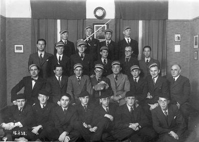 1938-10-16
Left to right
Sitting: Teodor (Buba) Polykovski, Rudi Bentsovitsch,Vigdor Teitelbaum, Jossif Beltschikov, Haim Schlick, Abrascha Gutkovitsch, ? 
Standing. I row from bottom: ?, ?, Ilja Dubin, ?, ?, Abram Feimann,  Rubi Kamenovski, Leib Levitin
II row: ?, ?, ?, Rafail Beltschikov, Lelja Palin
Top row: David Feimann, Perez Wasserman, ?, ?
