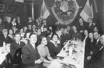 1934-3-9
Ten o'clock 1.III.34. 
Left to right. 5 rows.
Top row: David Pasternak, Schadzunski, Herman Dobruschkes, Boris Kropman, Furmanski, Ruven Selmanovitsch?, ?, Rochlin, ?
II from top: ?, ?, Mark Kolovski, ?, Berta Kolovski, ?, ?, ?, ?, ?
III from top: Tasja Bakscht (Amitan), Tanja Dobruschkes, Scheine Kropman (Schapiro), ?, Dora Kabalkin, Lena Dobruschkes (Amitan), ?
II from bottom: ?, ?, Dina Saltsman (Goldberg), Jascha Levitin, Max Boruhov, David Bakscht, Josef Usvanski, ?
Bottom row: ?, Willi Usvanski, ? 
