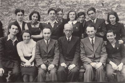 Tallinn - 1938. Jewish gymnasium. ~ 1938
Left to right. Standing: Petja Freidin, Lia Freidin (Rabinovitsch), Hirsch Gleser, Leib Braschinski, Resi Vald, ?, ?, Rachel Naimark
Sitting: Isi Migdal, ?, Gronimov, Gurin, ?, Harry Rybka 
