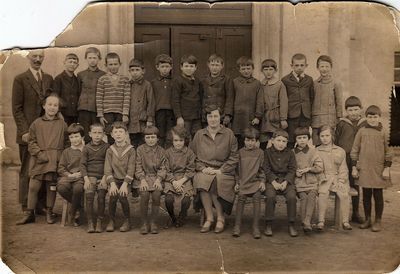 Tallinn - 1927. Jewish primary school ~ 1927.
Selda Naimark -bottom, right from teacher
