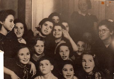 Tallinn - 1940. 
Left to right. Standing: Lea Schocher, Mara Klaus, Ester  Poljatskin.
At bottom: Ljalja, Miriam Pliner, ?(boy), Dina Kuremaa (Naimark), ?(right from boy), Lena Papp
Lea Svidgal (with glasses)
Rest of the names at back:  Marjascha Vassermann, Ita Poljatskin, Riva Vasser?,  Kriger, Lidia Leibo, Ljuba Koslovski, F. Strasch
