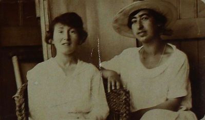 From the file of Herman Braschinsky. Unknown. Left - Ella Grinson (Usvansky)?  Right - ?
Keywords: [unknown]